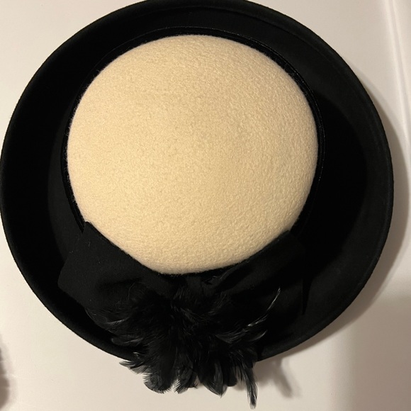 💝FINE MILLINERY COLLECTION 💝 Accessories - 💝FINE MILLINERY COLLECTION 💝

VINTAGE BEIGE WOOL HAT 
VELVET SASH, BOW FEATHER